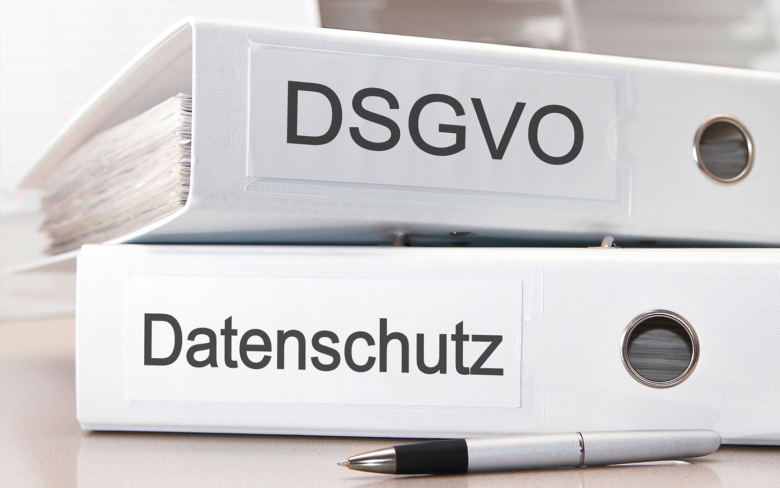 Zwei Ordner mit den Wörtern "DSGVO" und "Datenschutz" auf den Ordnerrücken